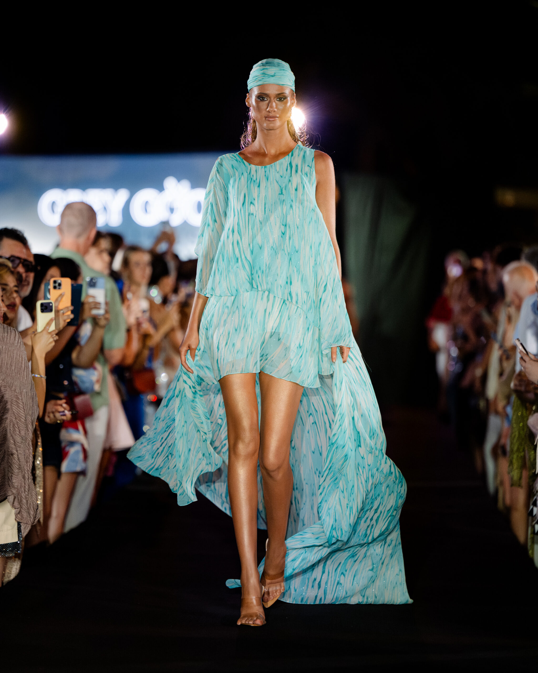 Ο Julien Macdonald παρουσίασε μια συλλογή ωδή στη θηλυκότητα με φόντο την Αθηναϊκή Ριβιέρα-5