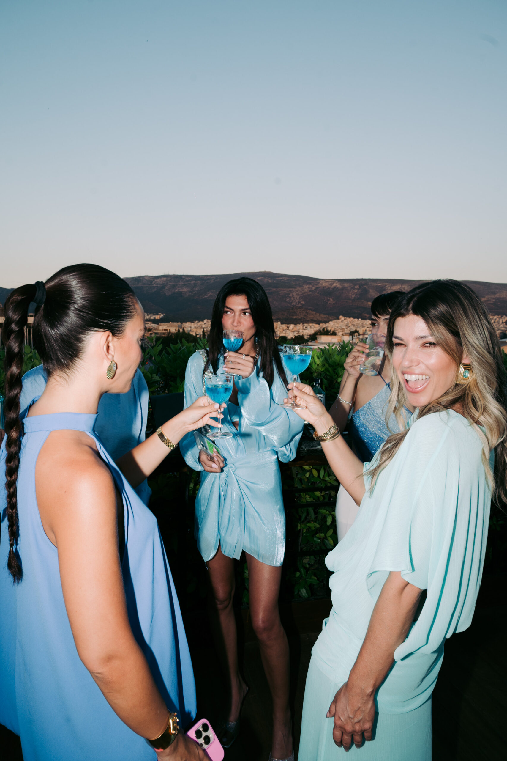 Step Into The Blue: Το BOMBAY SAPPHIRE® και η Βάσια Κωσταρά έδωσαν το σύνθημα για το πιο καλοκαιρινό πάρτυ με ένα blue hour cocktail στο κέντρο της πόλης-7