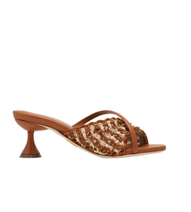 Από τα wedges, μέχρι τα kitten heels: 4 καλοκαιρινά ψηλοτάκουνα άνετα όσο και τα φλατ παπούτσια-2