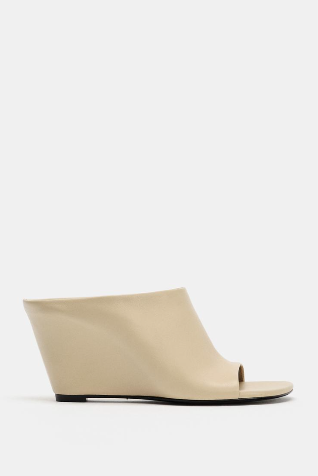 Από τα wedges, μέχρι τα kitten heels: 4 καλοκαιρινά ψηλοτάκουνα άνετα όσο και τα φλατ παπούτσια-8