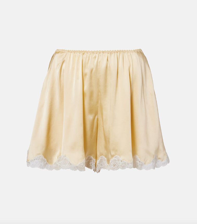 Από το lingerie τοπ στο σορτς: 4 συνδυασμοί για να φορέσετε τα σατέν κομμάτια-κλειδιά του καλοκαιριού-1