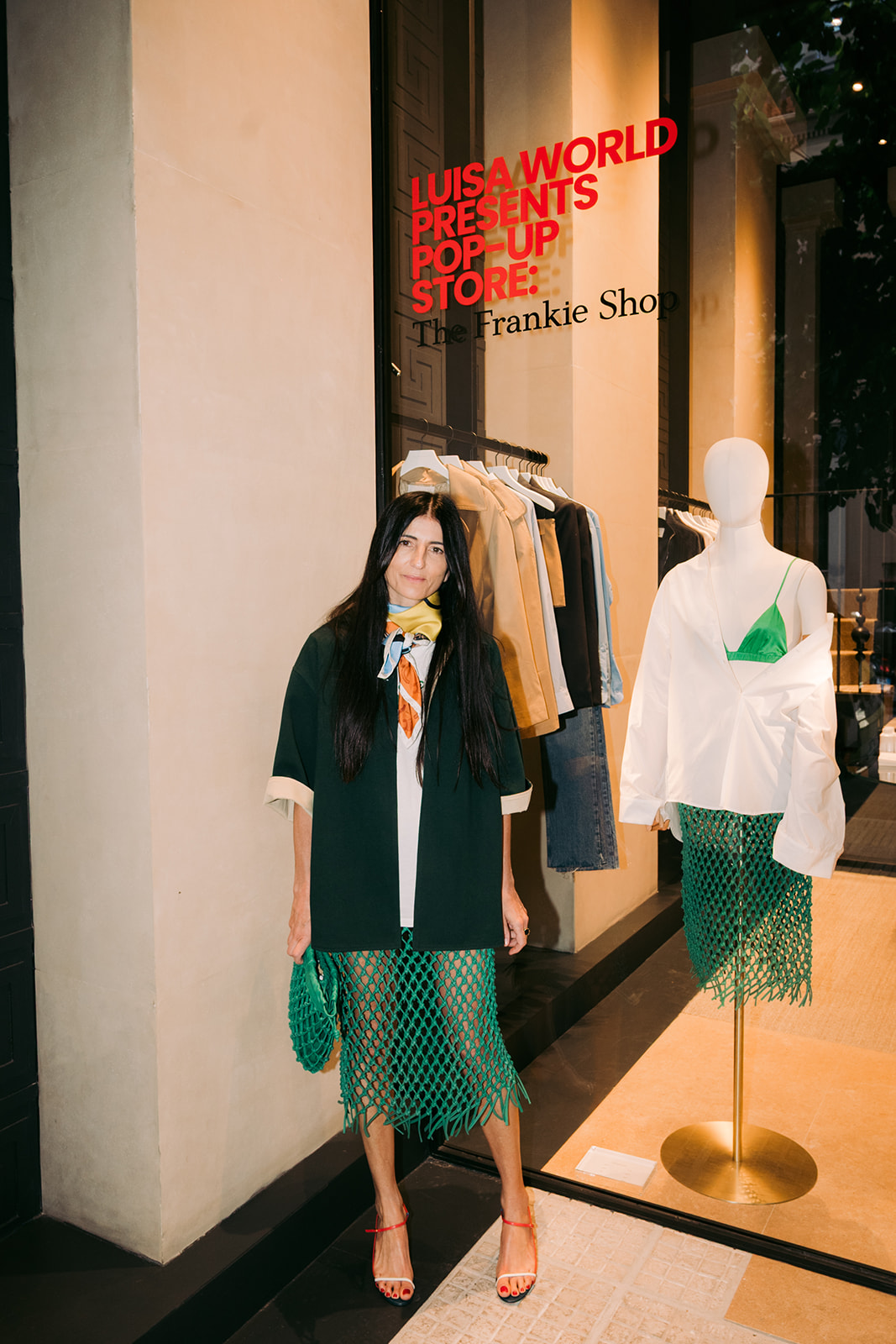 Η Gaëlle Drevet έξω από το The Frankie Shop pop-up.
