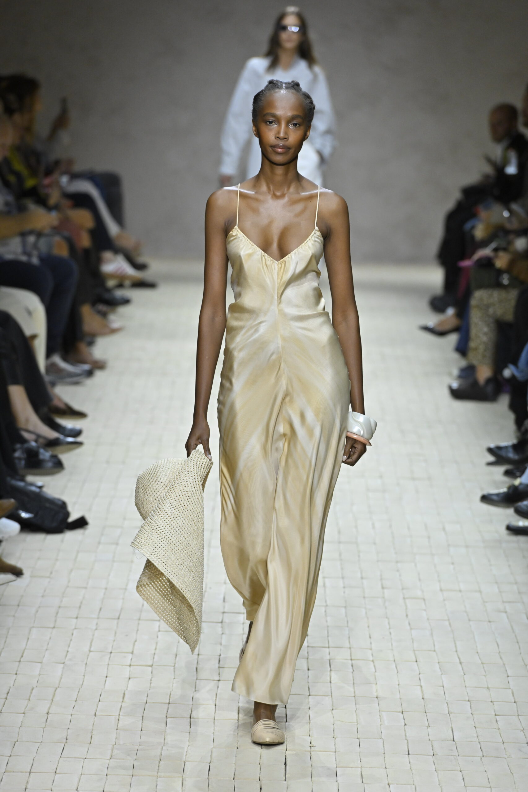 Γιατί το slip dress είναι το ιδανικό φόρεμα για έναν καλοκαιρινό γάμο-2