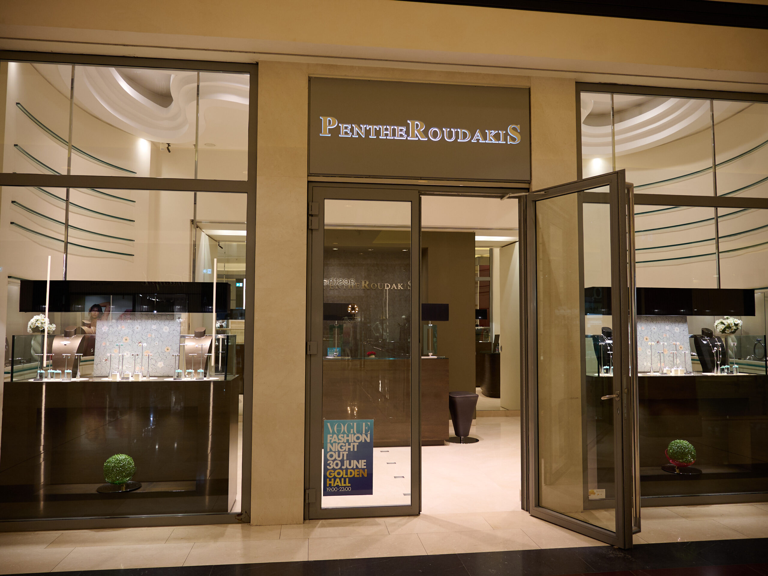 Vogue Greece Fashion Night Out: Τα exclusive highlights από τη μοναδική shopping βραδιά στο Golden Hall-49