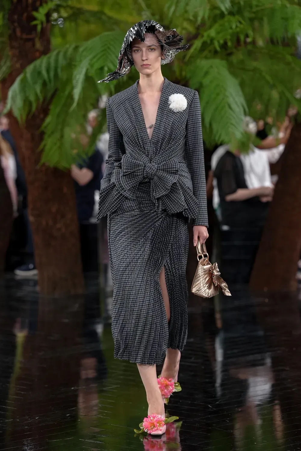 Το show Υψηλής Ραπτικής του Dior μοιάζει με έναν ιμπρεσιονιστικό κήπο, ανάμεσα σε παγώνια, νούφαρα και ρευστά γλυπτά-5