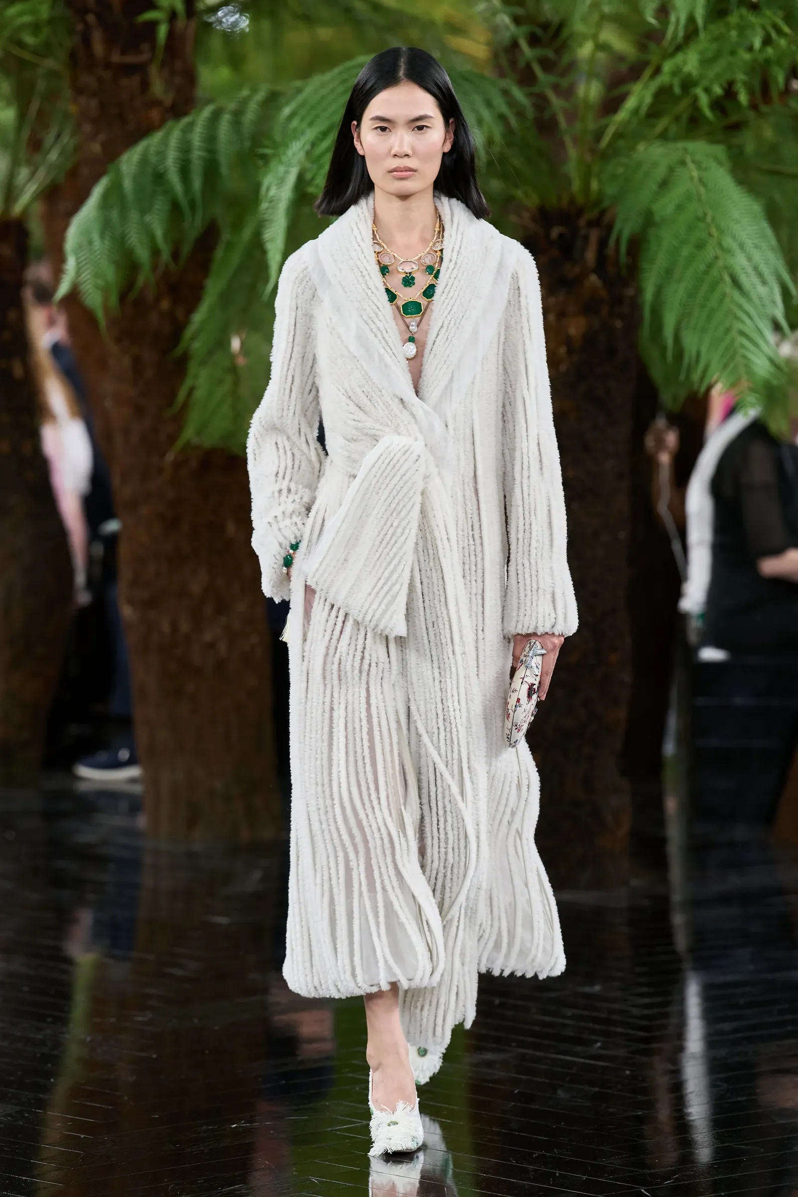 Το show Υψηλής Ραπτικής του Dior μοιάζει με έναν ιμπρεσιονιστικό κήπο, ανάμεσα σε παγώνια, νούφαρα και ρευστά γλυπτά-4