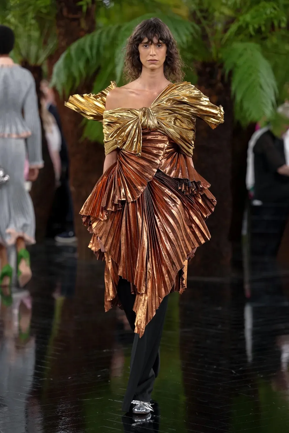 Το show Υψηλής Ραπτικής του Dior μοιάζει με έναν ιμπρεσιονιστικό κήπο, ανάμεσα σε παγώνια, νούφαρα και ρευστά γλυπτά-3