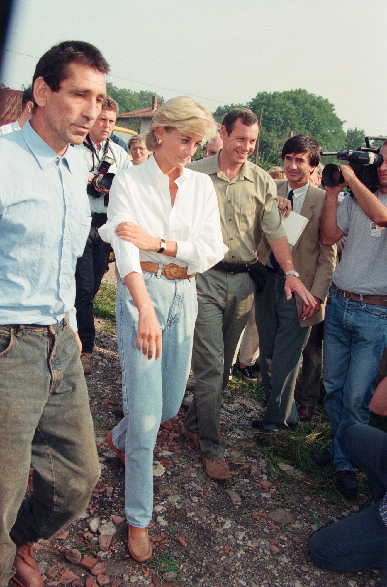 Blue jeans & λευκό πουκάμισο: Το πιο διαχρονικό outfit-1
