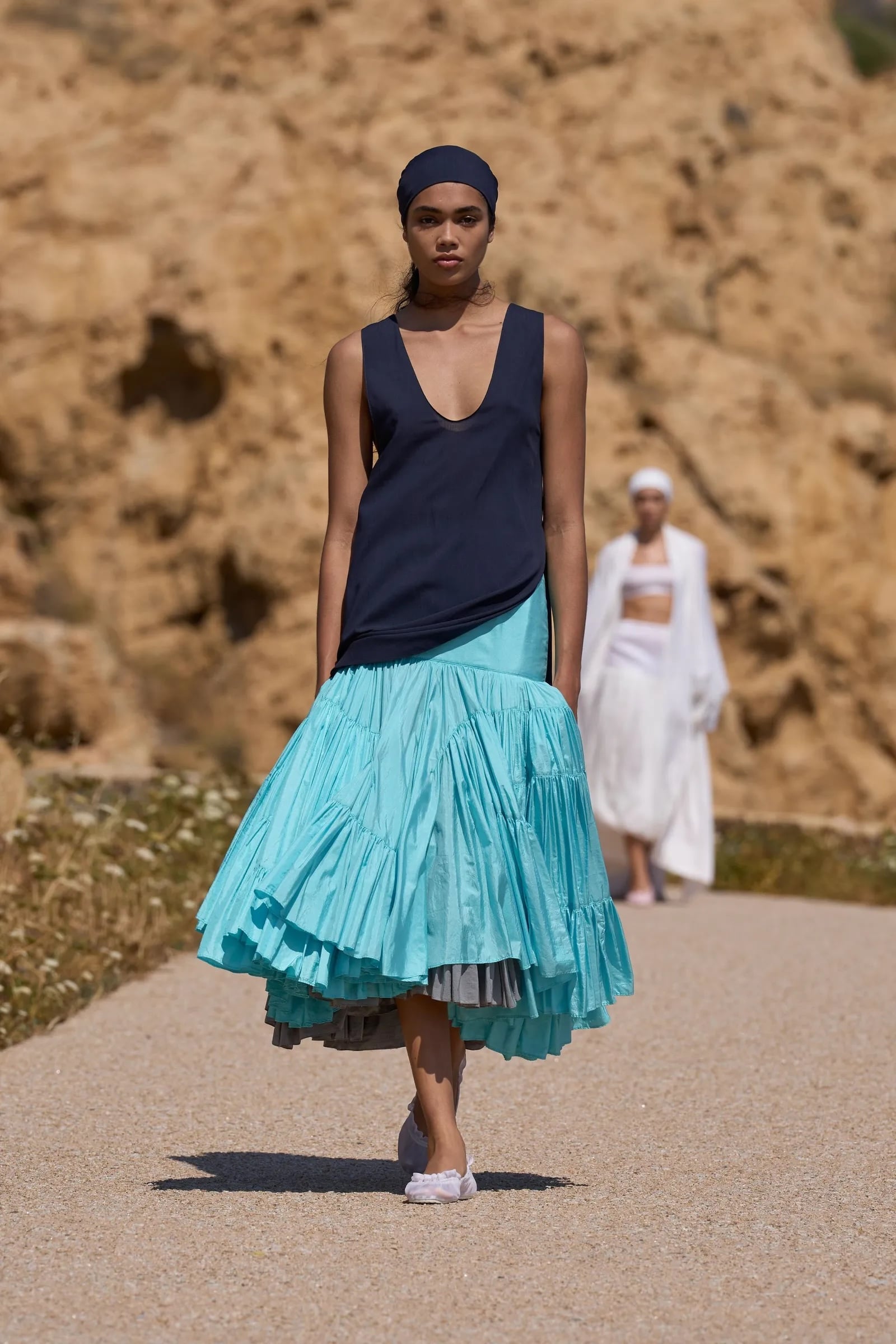 Sea blue: Η απόχρωση που λατρέψαμε στη νέα συλλογή του Jacquemus-1