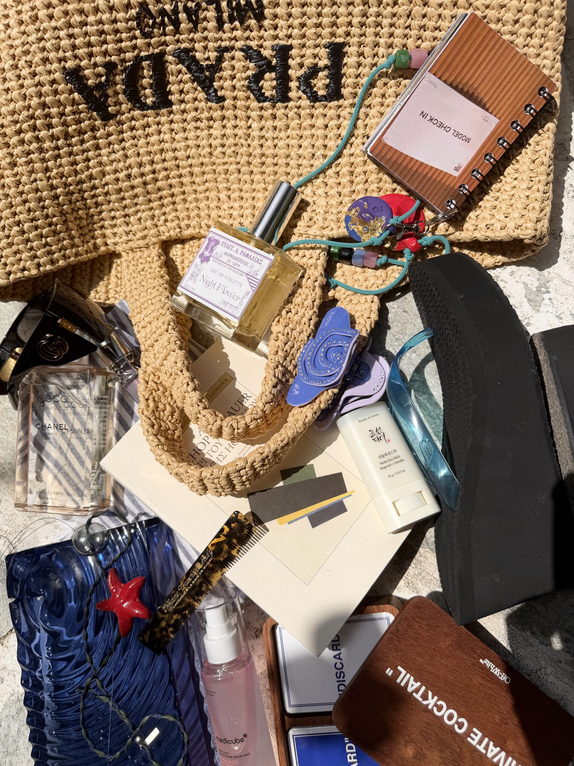 What’s in my summer bag: Η Νάσια Μάτσα αποκαλύπτει στη Vogue Greece όσα θα πάρει μαζί της στις καλοκαιρινές της διακοπές-1