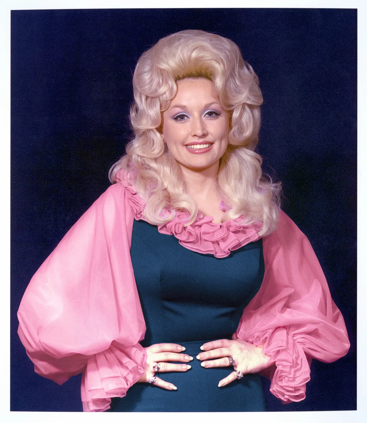Η Dolly Parton έφυγε από τη ζωή στα 80 της και η Vogue θυμάται τη διαδρομή της-1