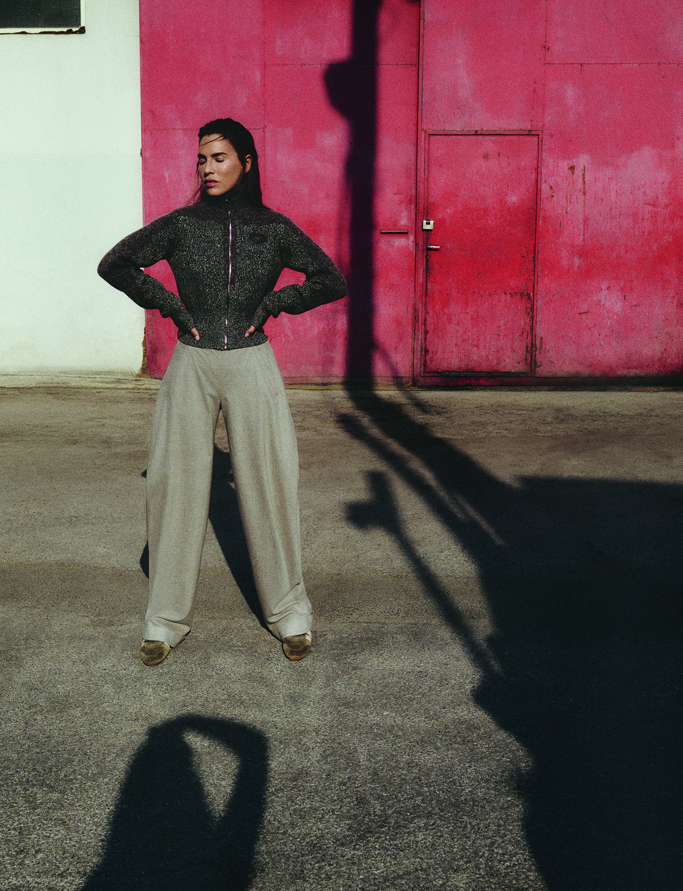 Globetrotter: Η ηθοποιός Melia Kreiling ταξιδεύει με τη Flight Mode 2026 collection του οίκου Louis Vuitton-1