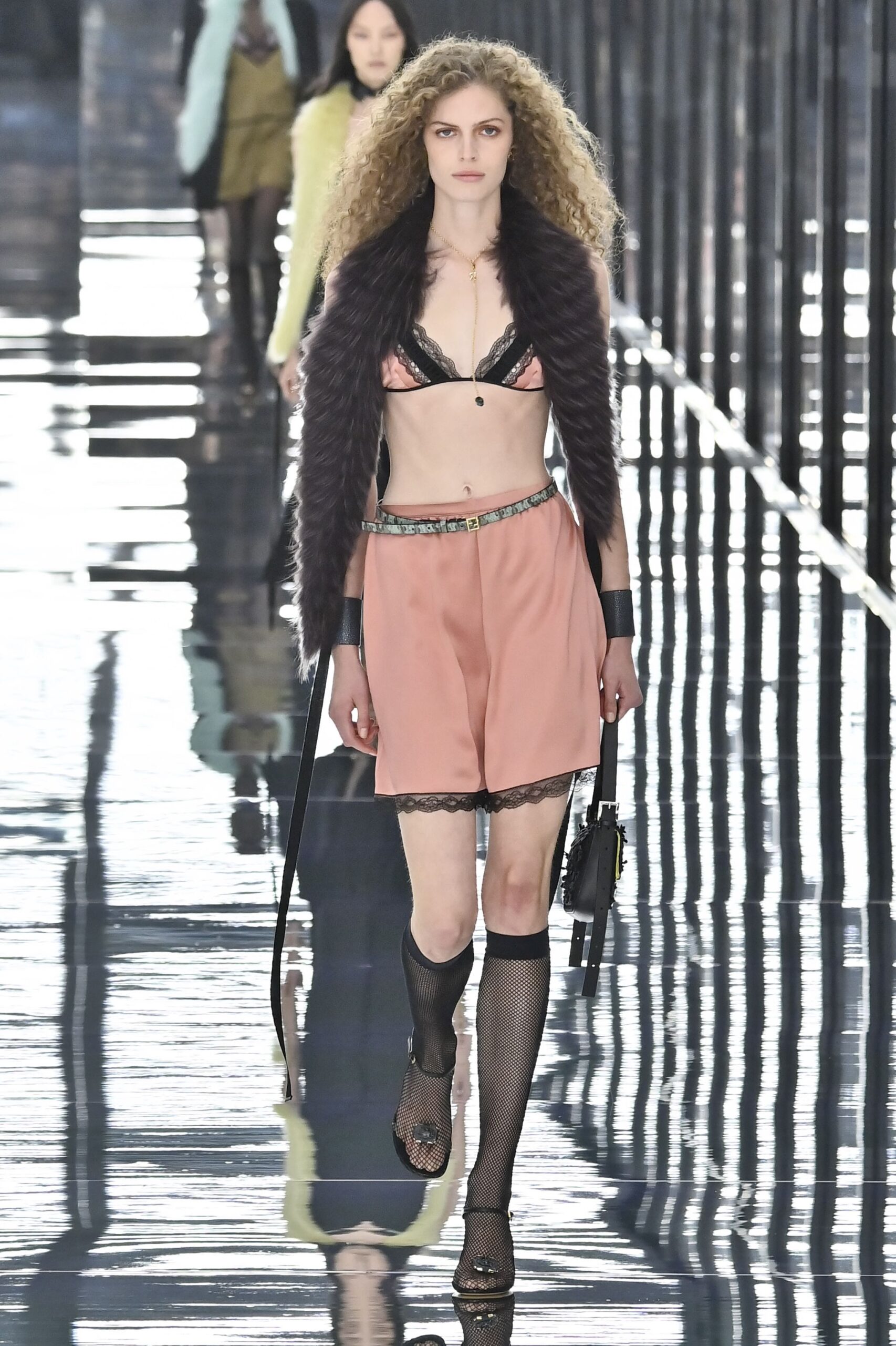 Fendi SS27: To σεξαπίλ μέσα από τα μάτια της Maria Grazia Chiuri-2