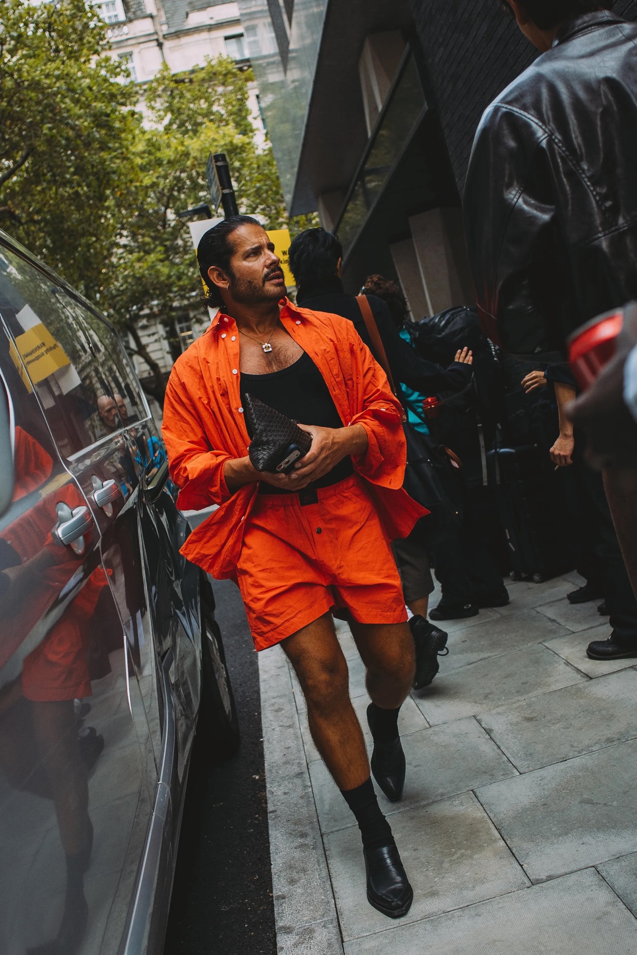 Τι φορούν τώρα στο Λονδίνο; Το street style της London Fashion Week είναι εδώ-13