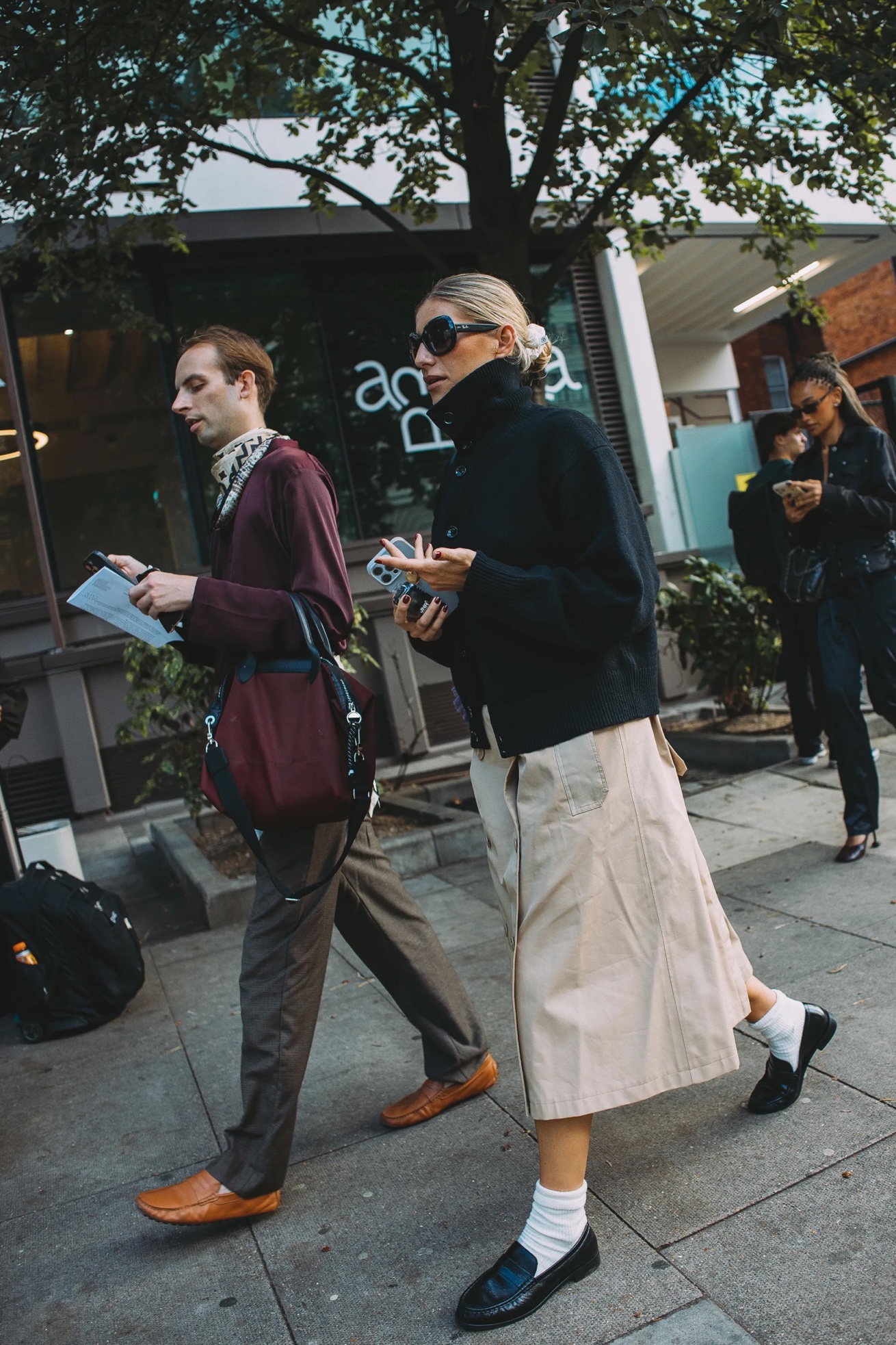 Τι φορούν τώρα στο Λονδίνο; Το street style της London Fashion Week είναι εδώ-1