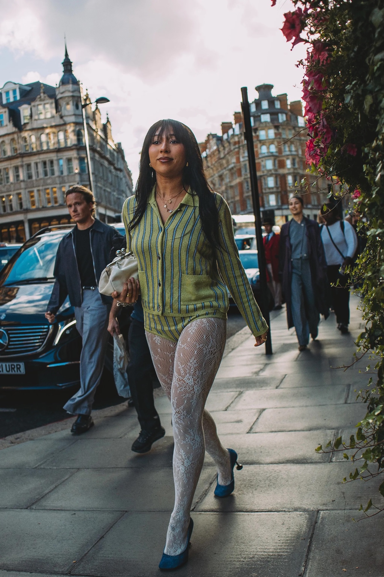 Τι φορούν τώρα στο Λονδίνο; Το street style της London Fashion Week είναι εδώ-7