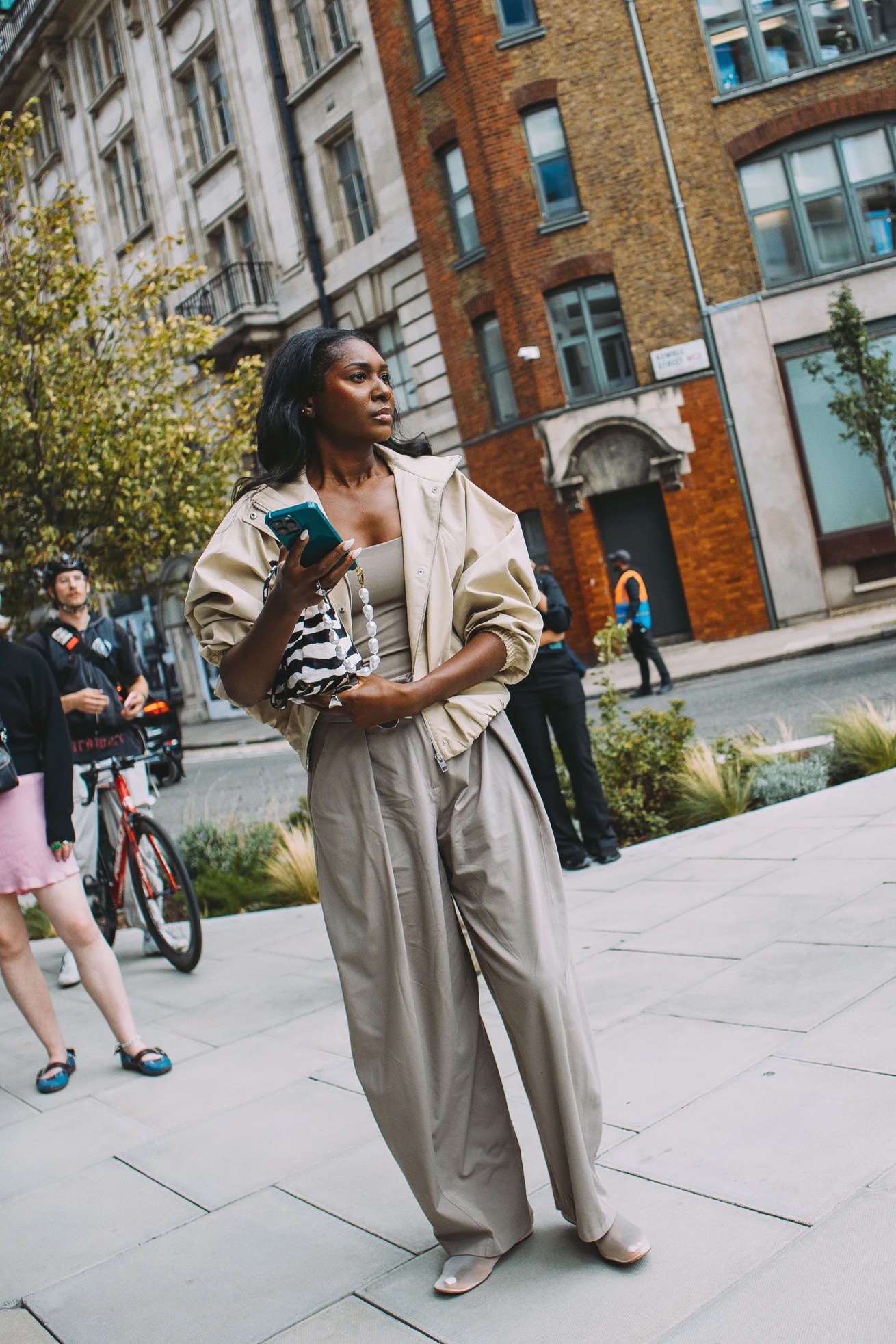 Τι φορούν τώρα στο Λονδίνο; Το street style της London Fashion Week είναι εδώ-3
