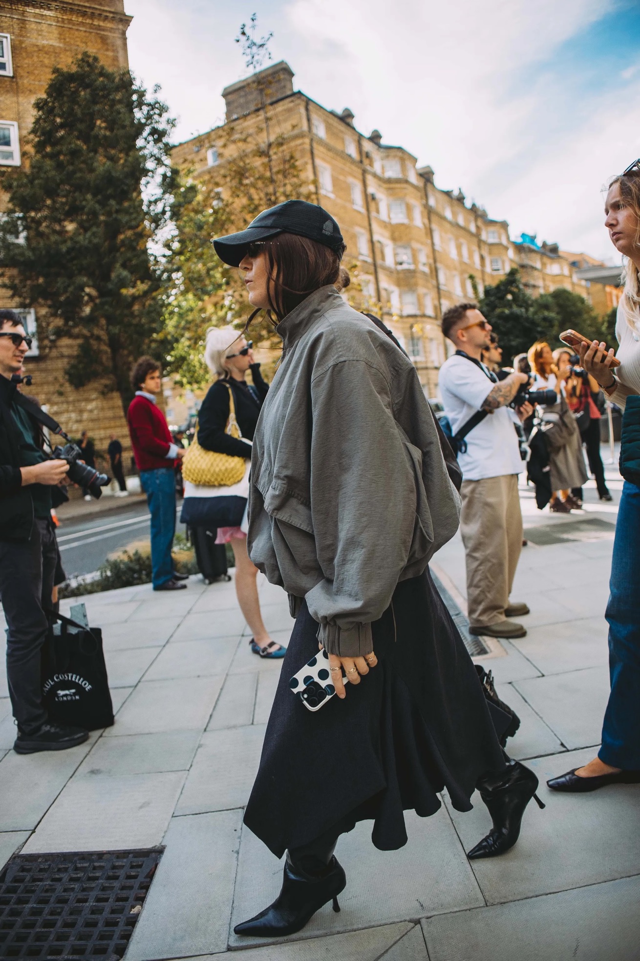 Τι φορούν τώρα στο Λονδίνο; Το street style της London Fashion Week είναι εδώ-6