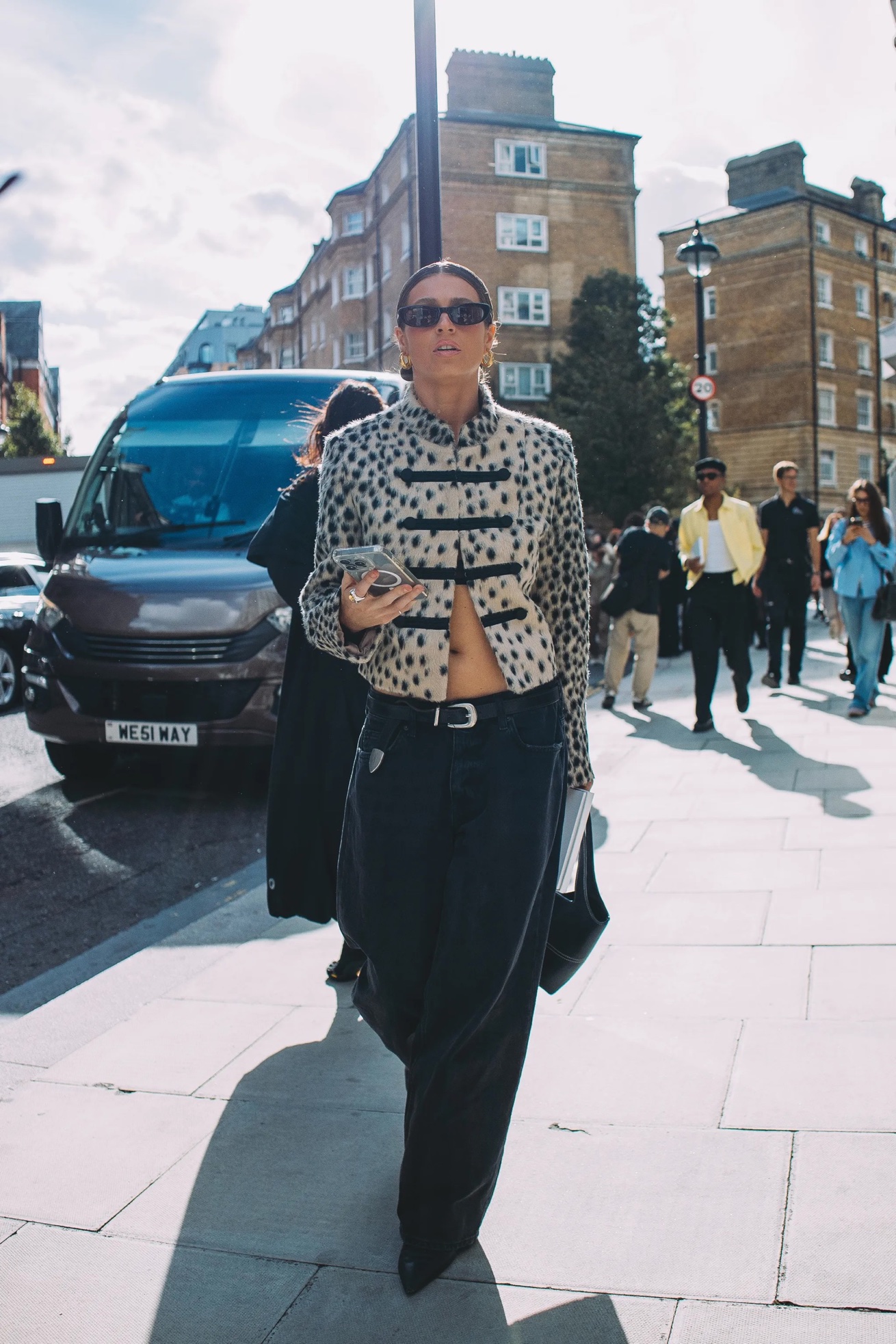 Τι φορούν τώρα στο Λονδίνο; Το street style της London Fashion Week είναι εδώ-11