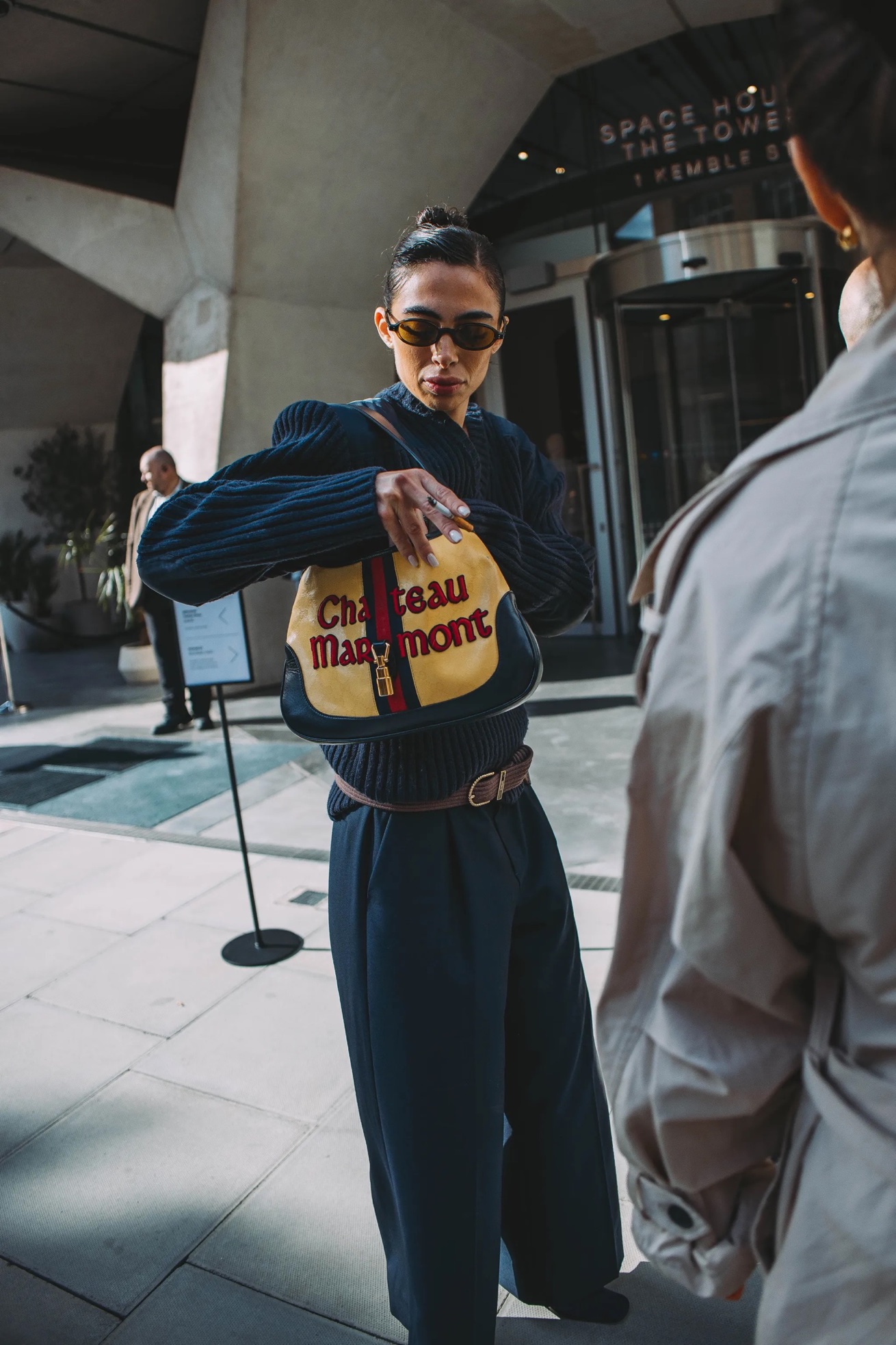 Τι φορούν τώρα στο Λονδίνο; Το street style της London Fashion Week είναι εδώ-5