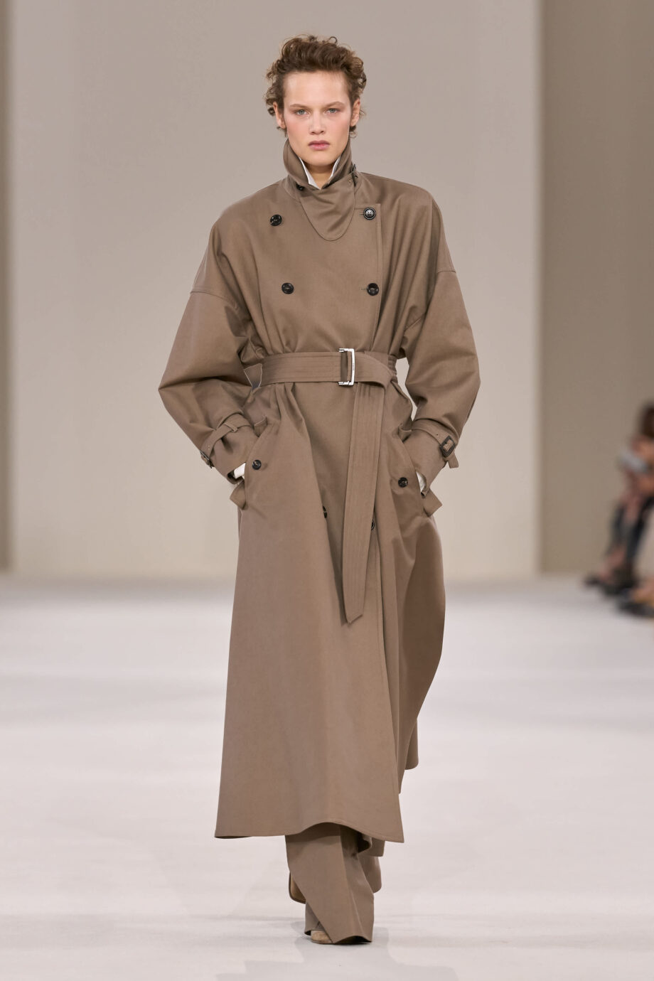 max-mara-far-horizon-ss27-η-κομψότητα-αποκτά-πνεύμα-περιπέ-416721