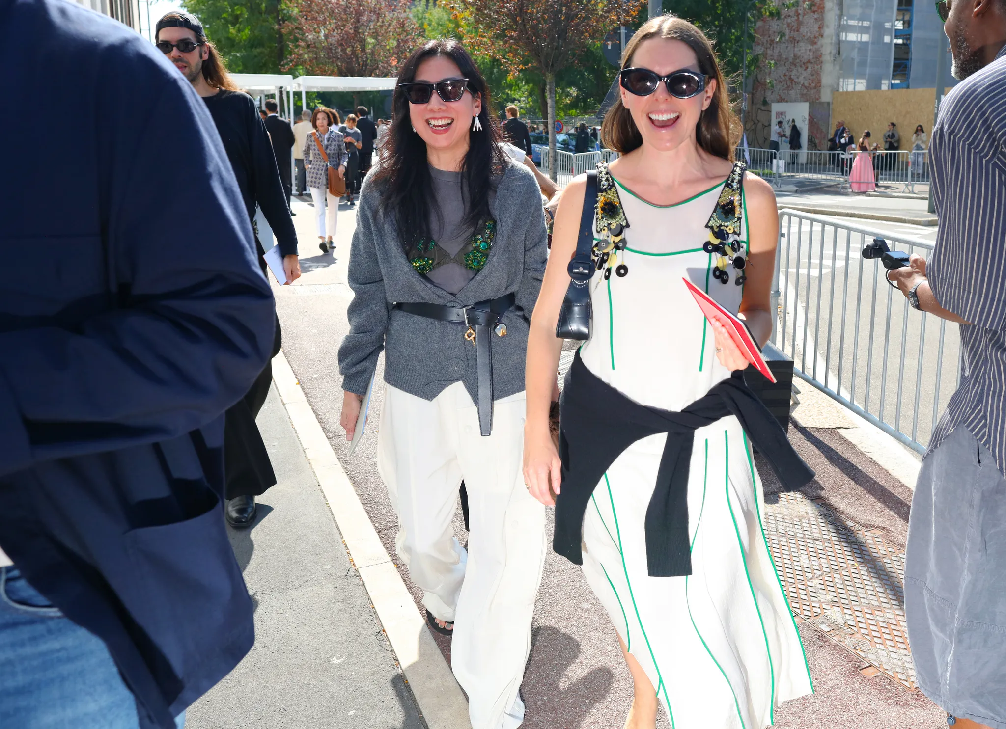 Κάνουμε zoom στα ωραιότερα looks στους δρόμους του Μιλάνου όπως τα είδαμε στο street style της Milan Fashion Week-22