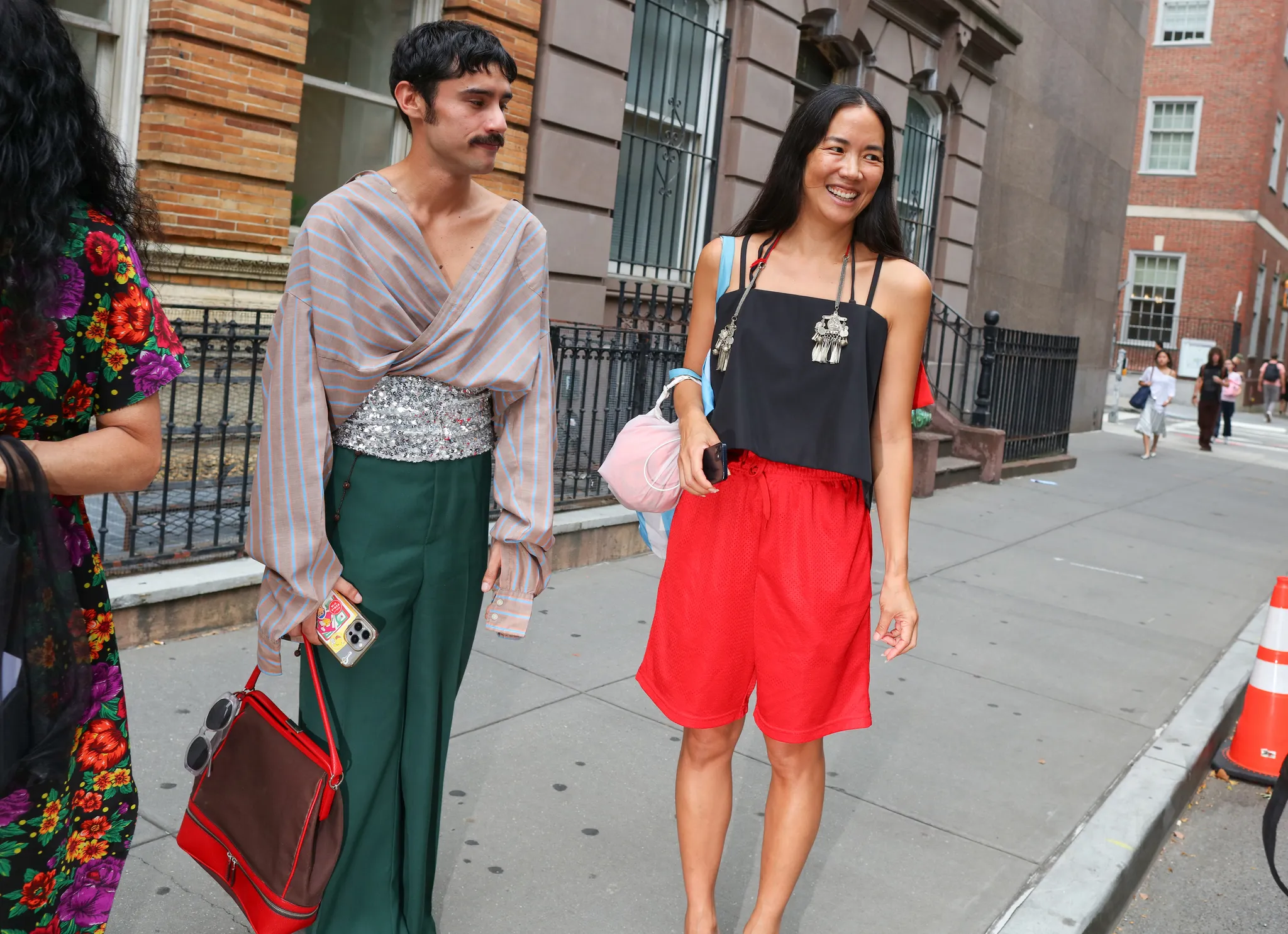 Τι φορούν τώρα στη Νέα Υόρκη; Το street style απαντά χρώμα-1