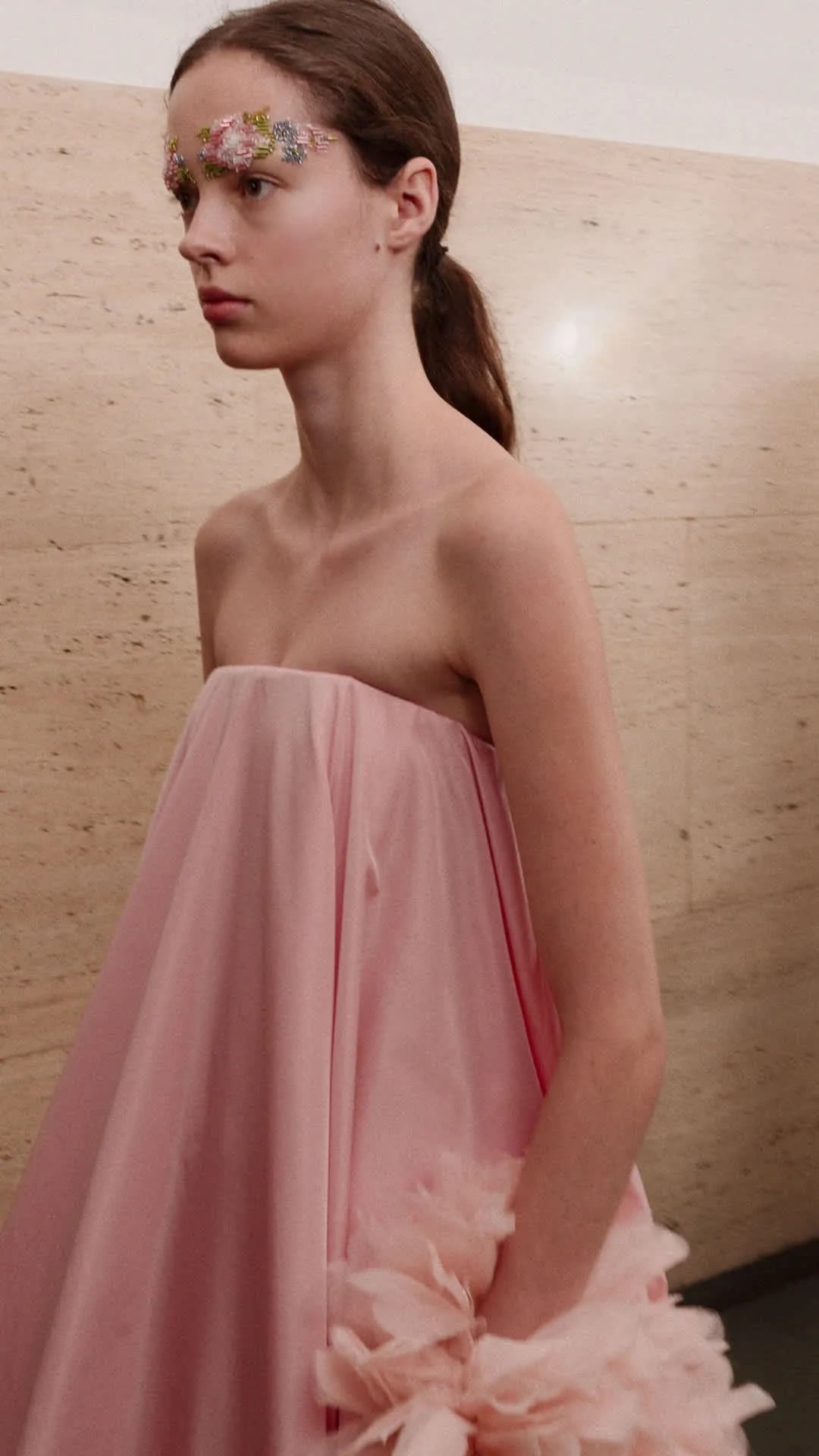 Αντίο Clean Girl Beauty: Η Εβδομάδα Μόδας του Λονδίνου επιβεβαιώνει τη νέα τάση-1