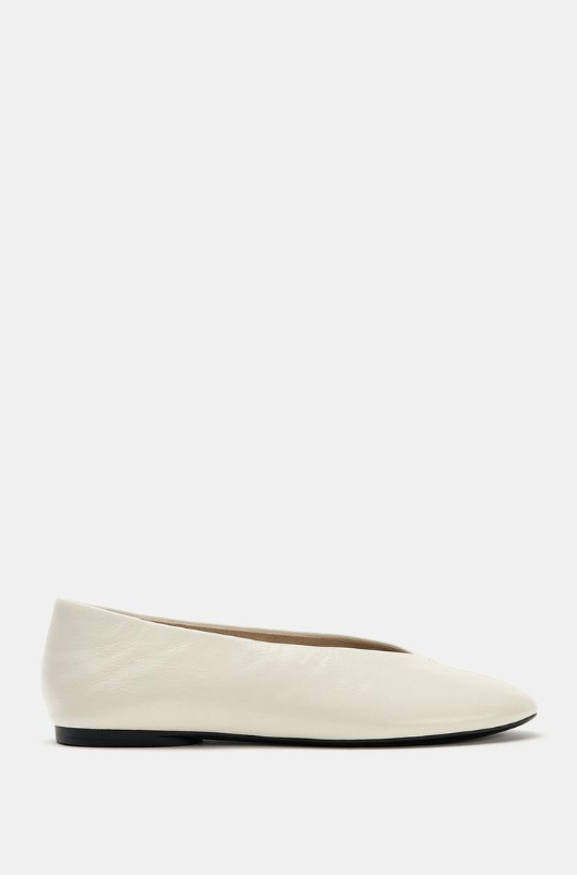 Μπαλαρίνες ή loafers: Τι φορούν τώρα σε Νέα Υόρκη, Λονδίνο και Μιλάνο;-5