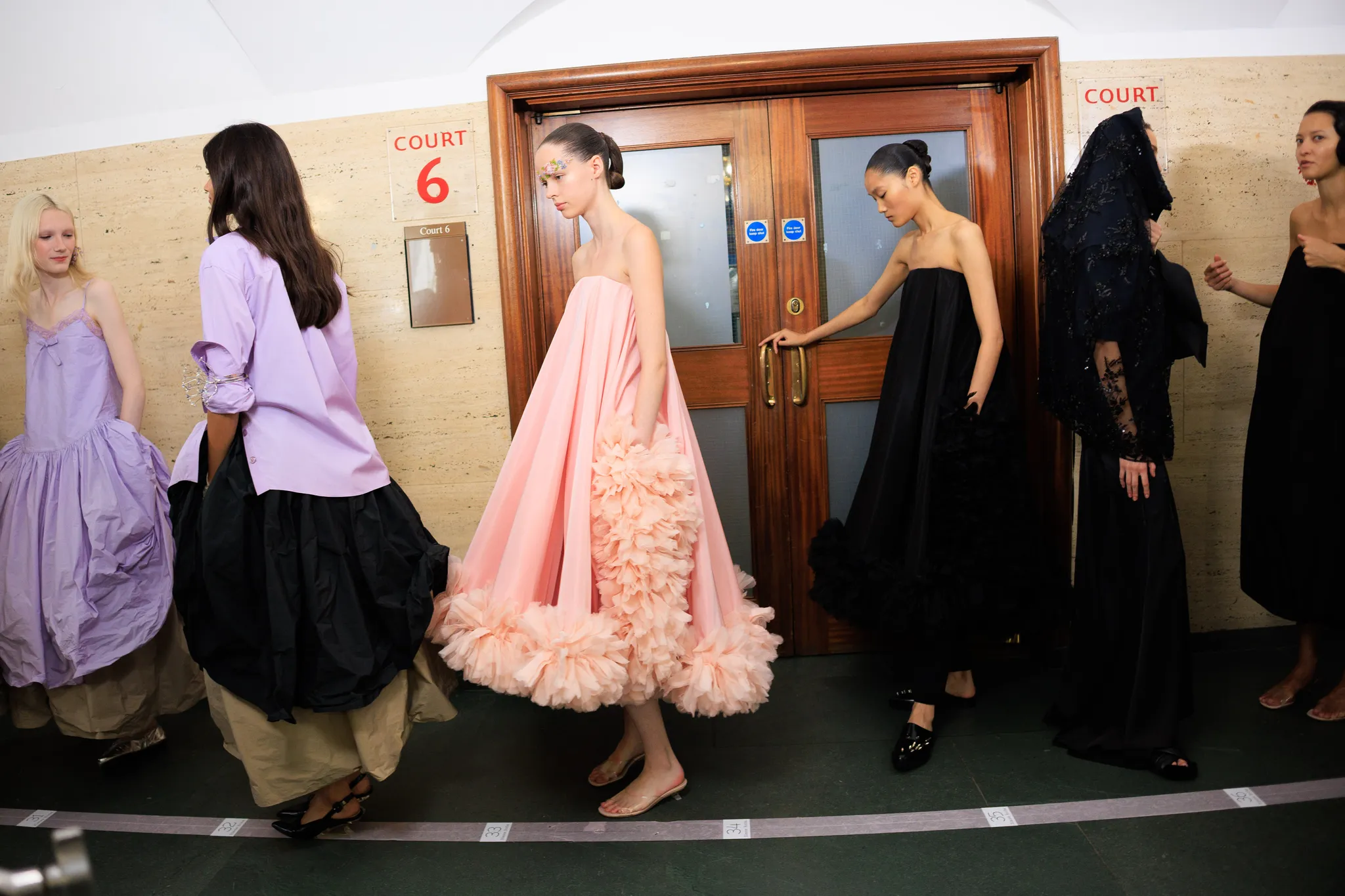 Εβδομάδα Μόδας Λονδίνου: Οι καλυτερες backstage στιγμες-46