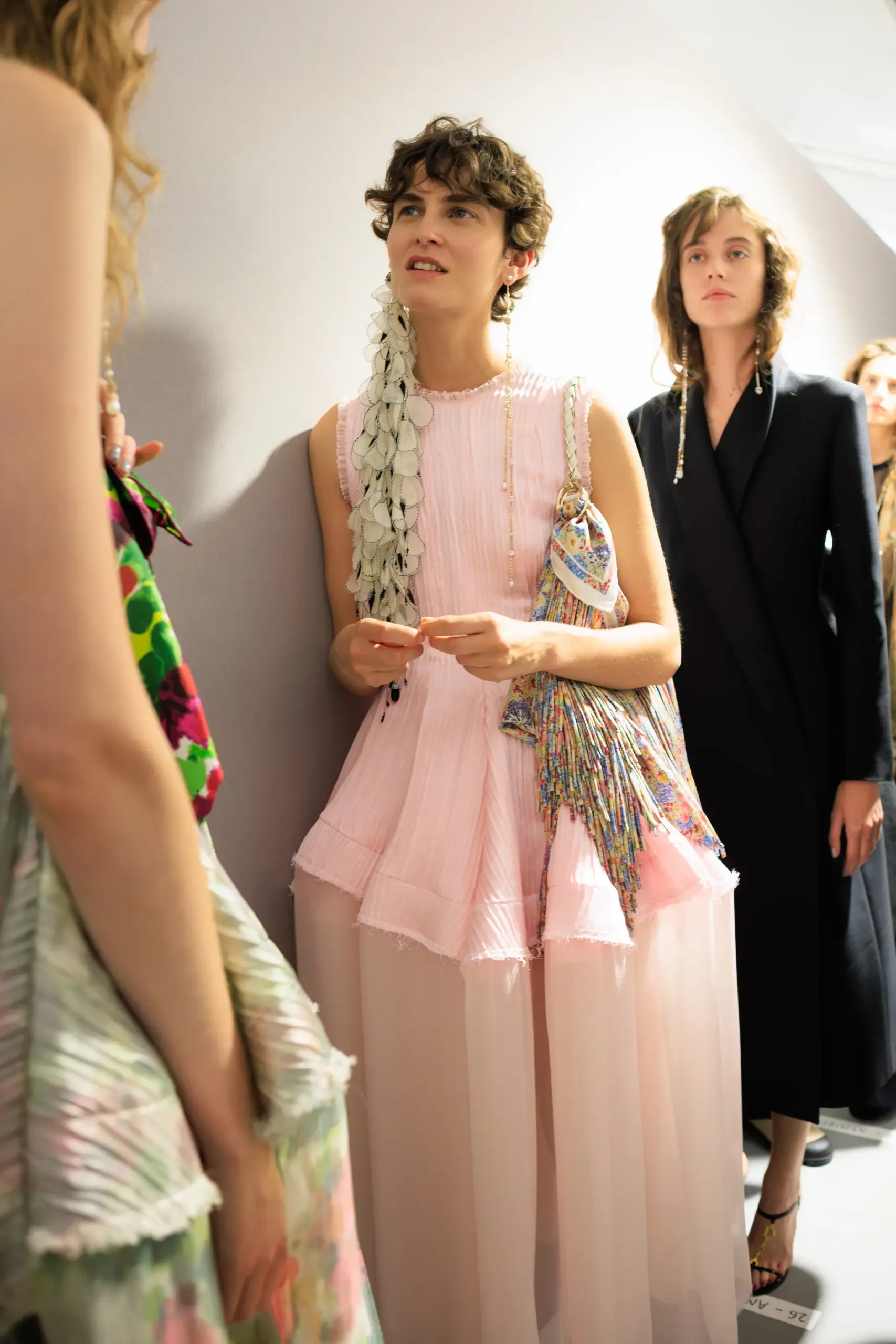 Εβδομάδα Μόδας Παρισιού SS27: Οι καλύτερες backstage στιγμες-51