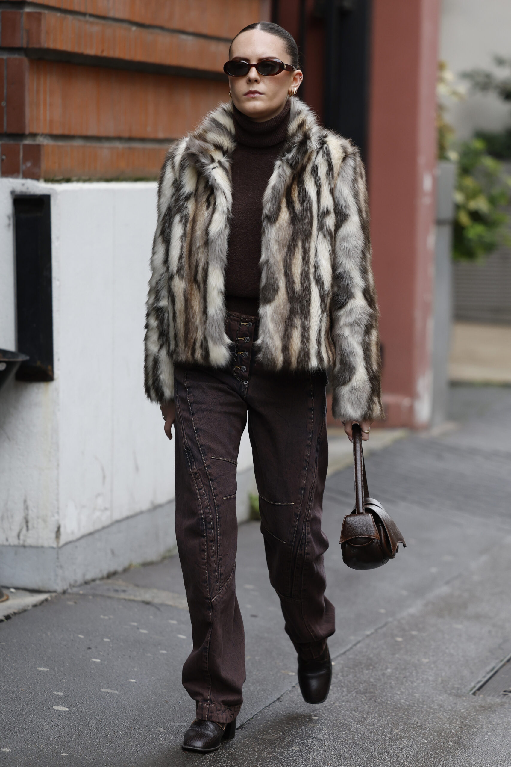Καφέ τζιν: 5 συνδυασμοί για τα πιο κομψά winter looks-1