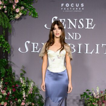 daisy-edgar-jones-οι-εμφανίσεις-της-για-το-press-tour-του-sense-and-sensibility-420437