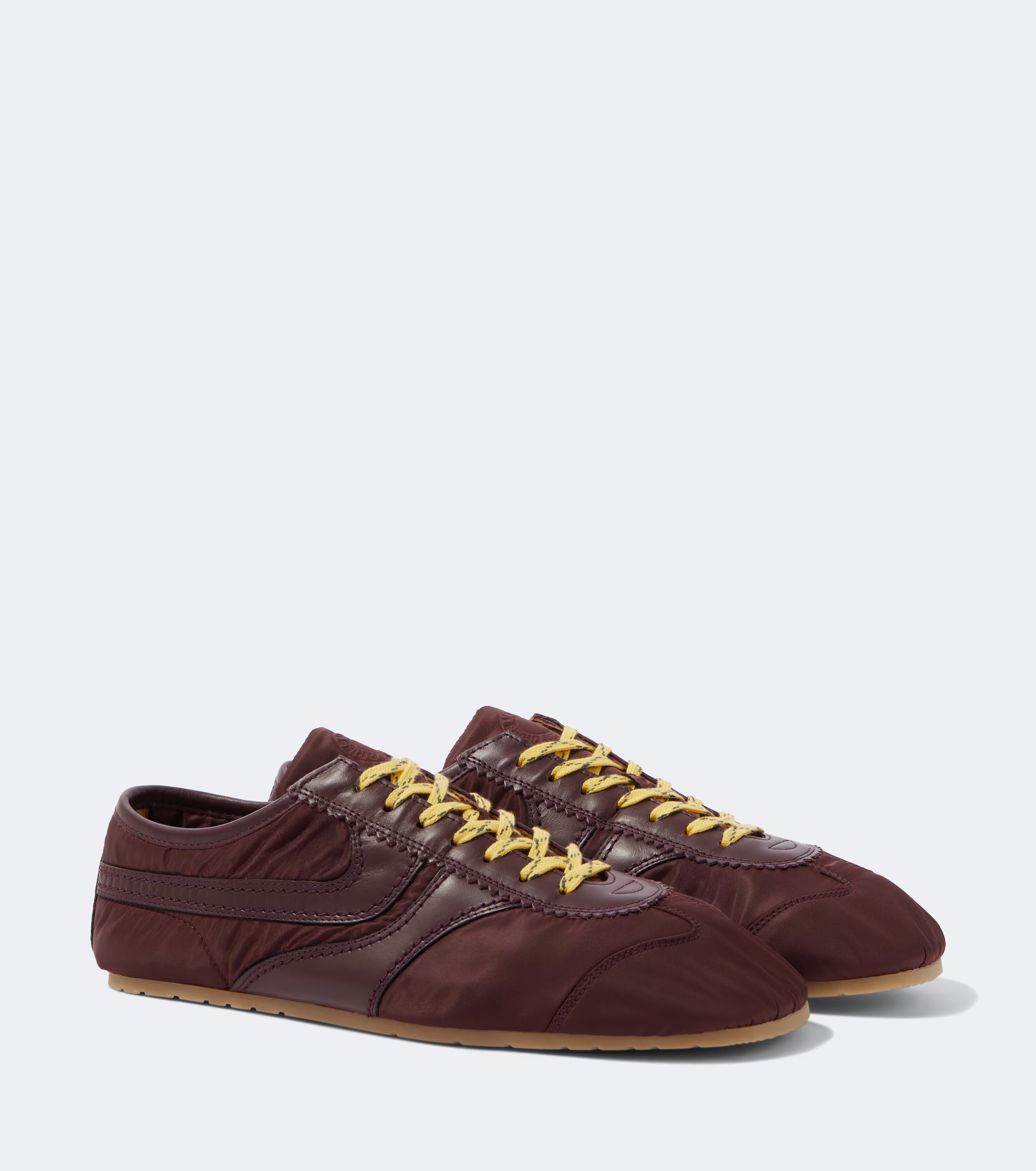 Καφέ sneakers: Η Vogue επιλέγει τις 4 τάσεις για το φθινόπωρο 2026-2