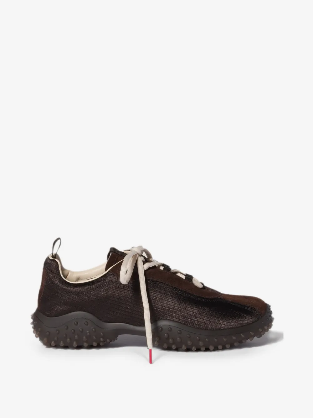 Καφέ sneakers: Η Vogue επιλέγει τις 4 τάσεις για το φθινόπωρο 2026-3