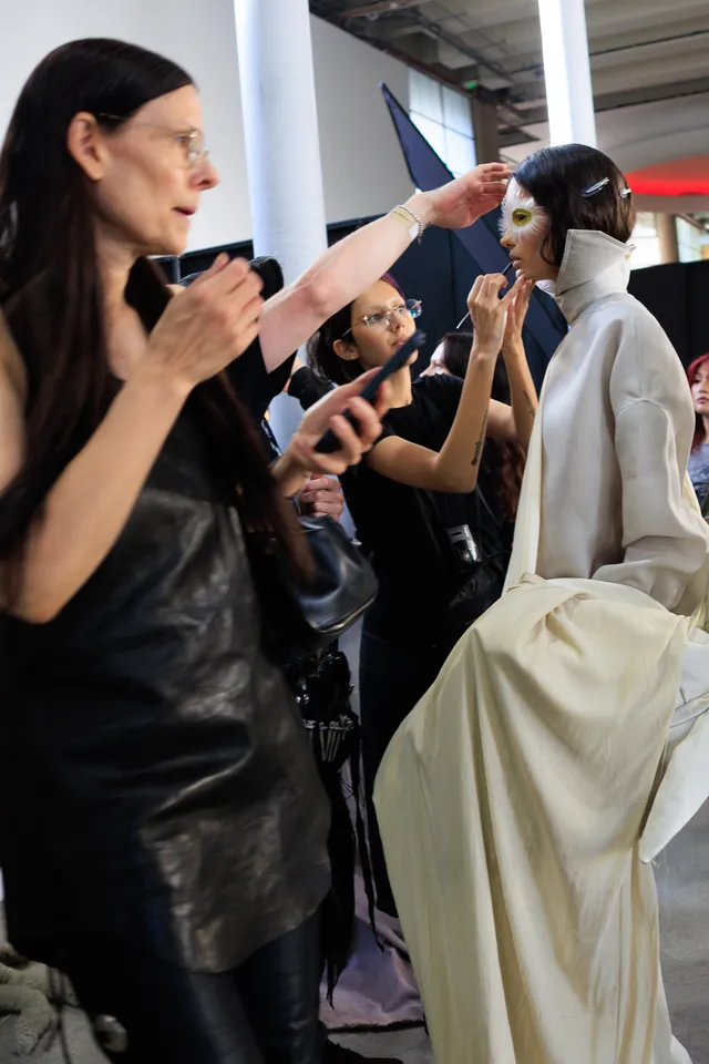 Εβδομάδα Μόδας Παρισιού SS27: Οι καλύτερες backstage στιγμες-11