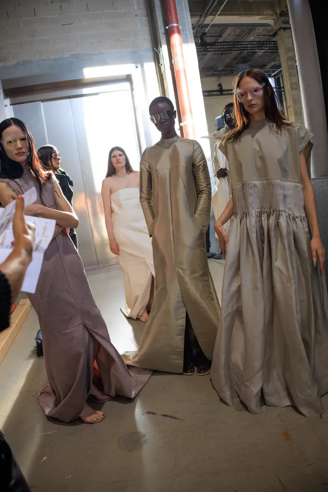 Εβδομάδα Μόδας Παρισιού SS27: Οι καλύτερες backstage στιγμες-9