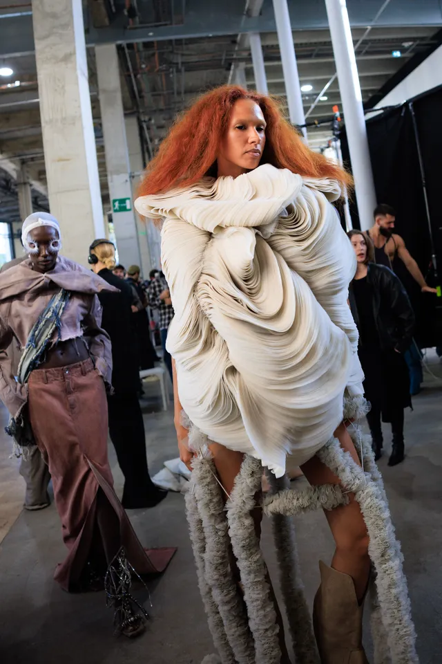 Εβδομάδα Μόδας Παρισιού SS27: Οι καλύτερες backstage στιγμες-8