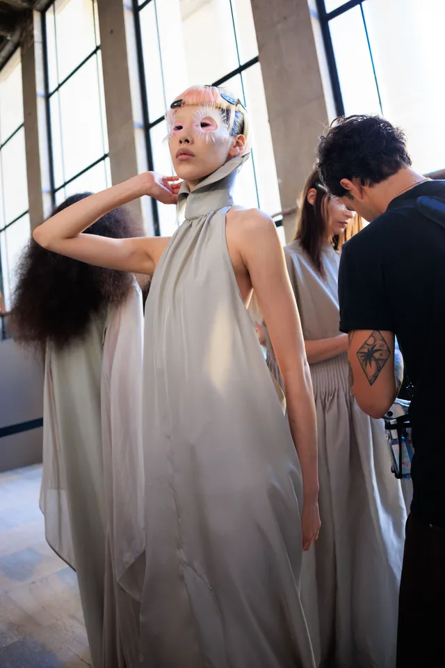 Εβδομάδα Μόδας Παρισιού SS27: Οι καλύτερες backstage στιγμες-5