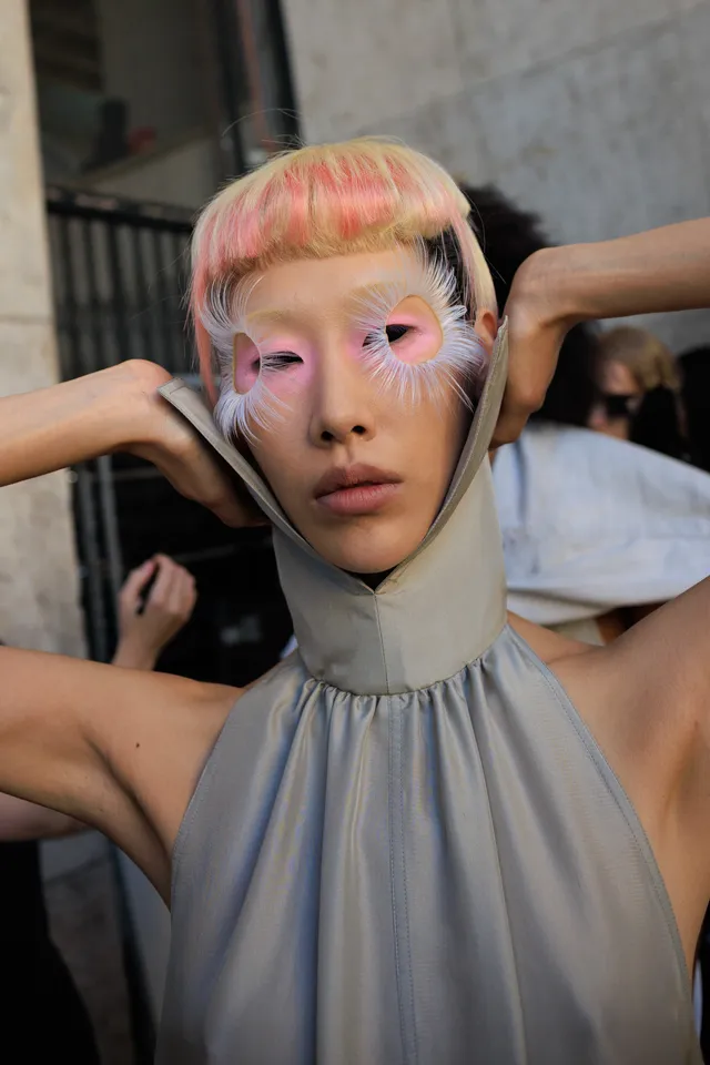 Εβδομάδα Μόδας Παρισιού SS27: Οι καλύτερες backstage στιγμες-3