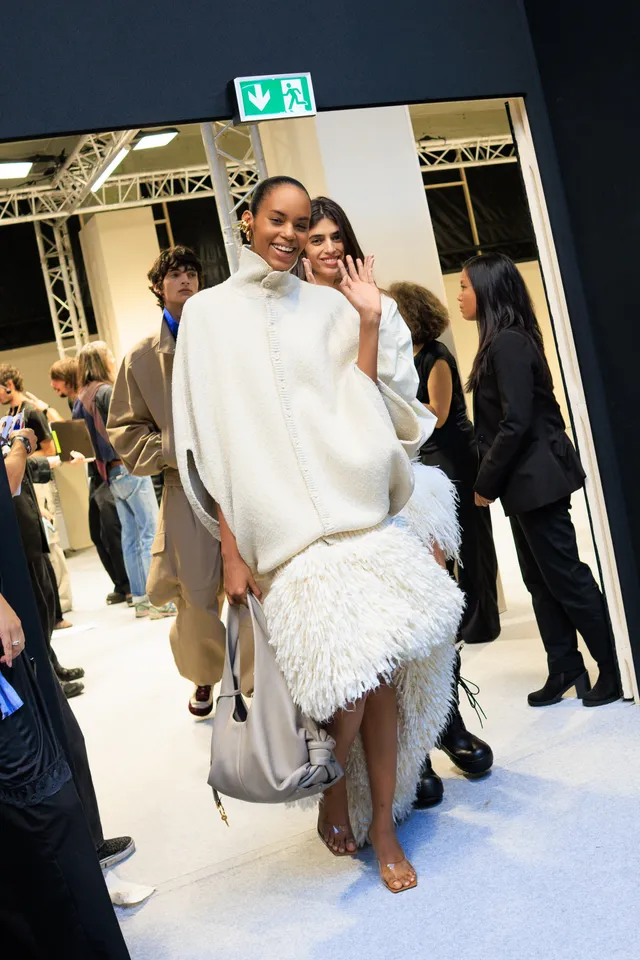 Εβδομάδα Μόδας Παρισιού SS27: Οι καλύτερες backstage στιγμες-2