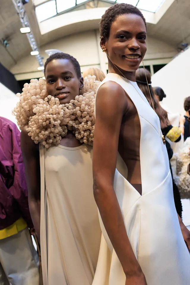 Εβδομάδα Μόδας Παρισιού SS27: Οι καλύτερες backstage στιγμες-31