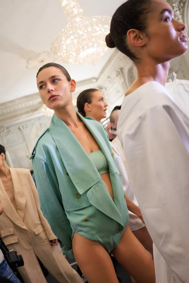 Εβδομάδα Μόδας Παρισιού SS27: Οι καλύτερες backstage στιγμες-24