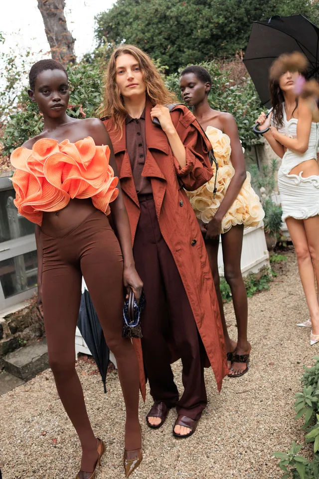 Εβδομάδα Μόδας Παρισιού SS27: Οι καλύτερες backstage στιγμες-19