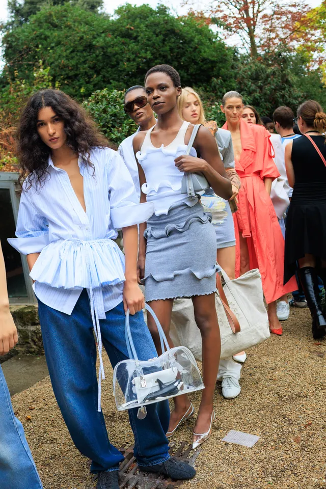 Εβδομάδα Μόδας Παρισιού SS27: Οι καλύτερες backstage στιγμες-15