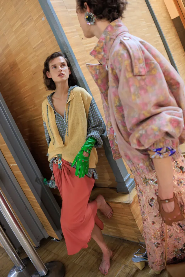 Εβδομάδα Μόδας Παρισιού SS27: Οι καλύτερες backstage στιγμες-79