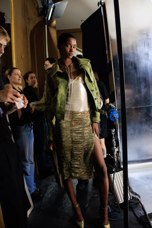 Εβδομάδα Μόδας Παρισιού SS27: Οι καλύτερες backstage στιγμες-73