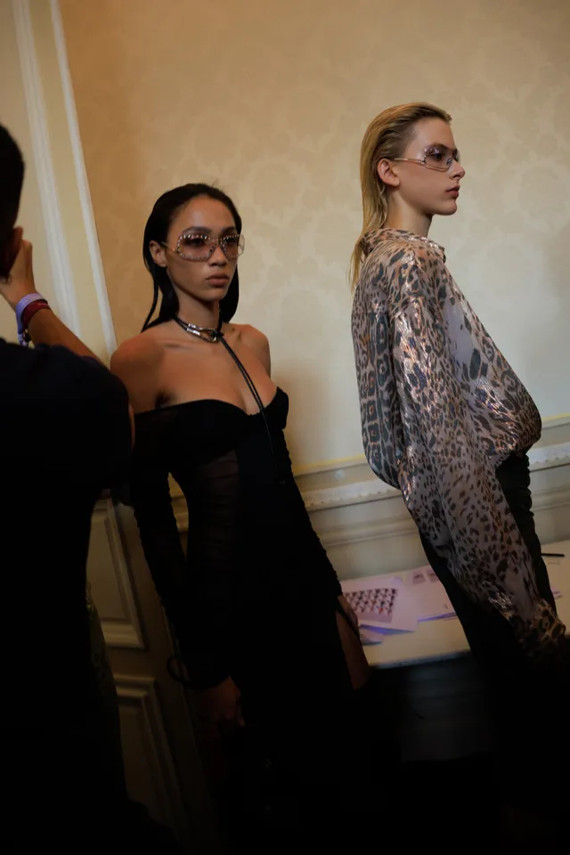 Εβδομάδα Μόδας Παρισιού SS27: Οι καλύτερες backstage στιγμες-64