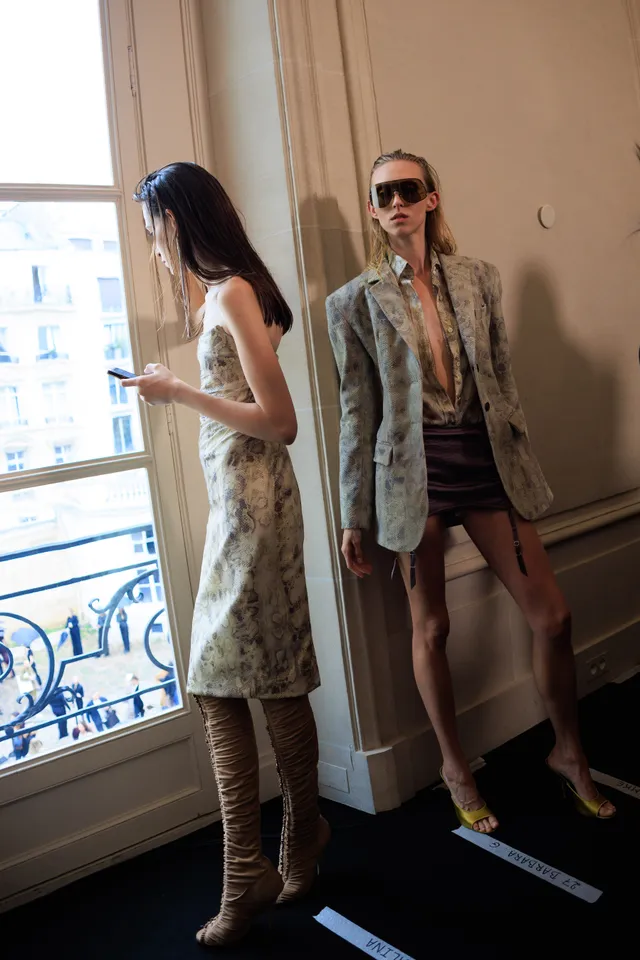 Εβδομάδα Μόδας Παρισιού SS27: Οι καλύτερες backstage στιγμες-62