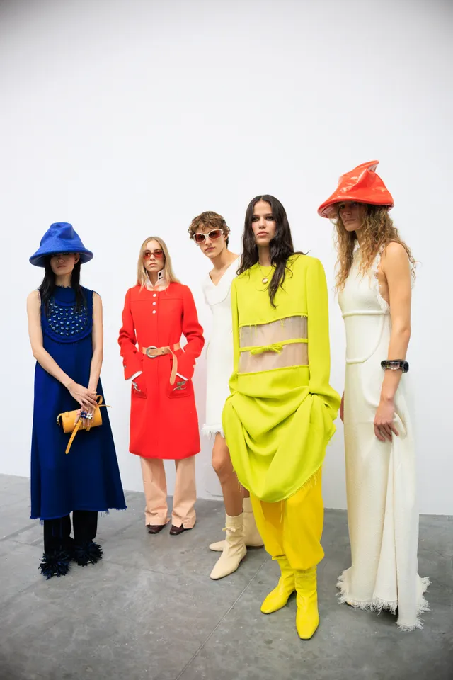 Εβδομάδα Μόδας Παρισιού SS27: Οι καλύτερες backstage στιγμες-37